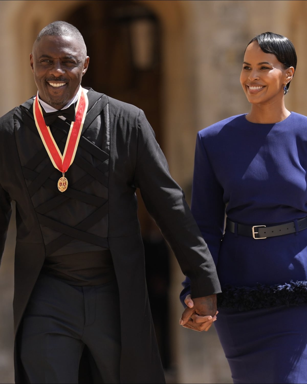 El actor británico Idris Elba recibe el título de 'caballero' por parte del rey Carlos III