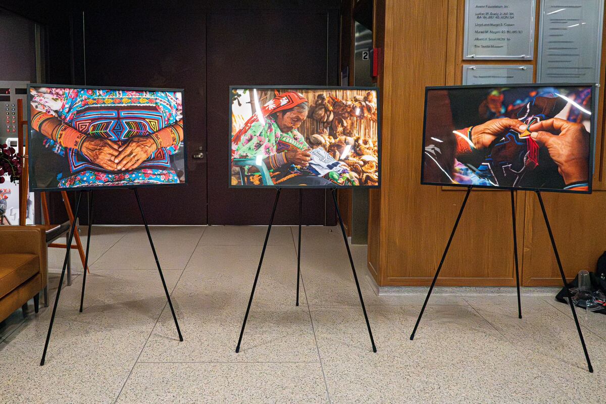 La fotógrafa gunadule panameña Lois Iglesias presenta en Estados Unidos su exposición sobre el arte de las molas