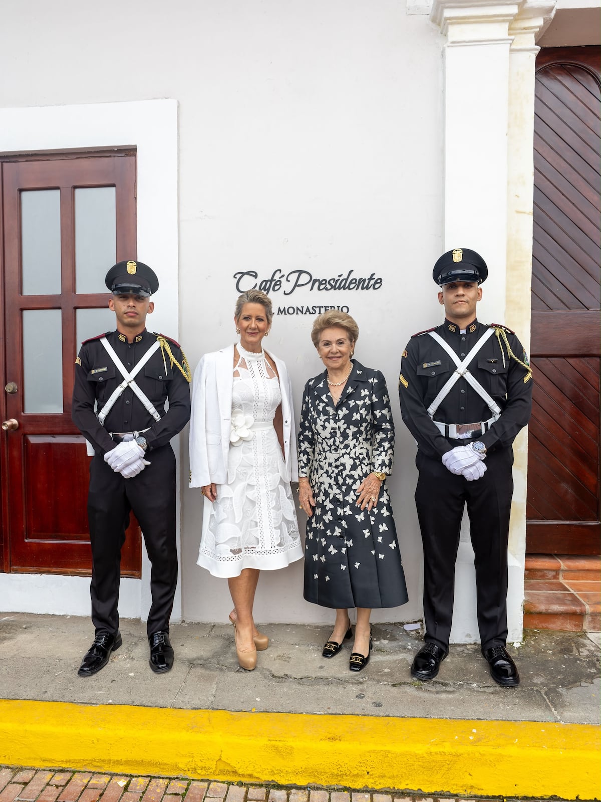 De blanco y encaje: los trajes de las primeras damas de Panamá en su reunión en Casco Antiguo