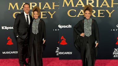 La cantante Erika Ender participa de la ceremonia de Persona del Año de los Grammys vestida de diseño panameño