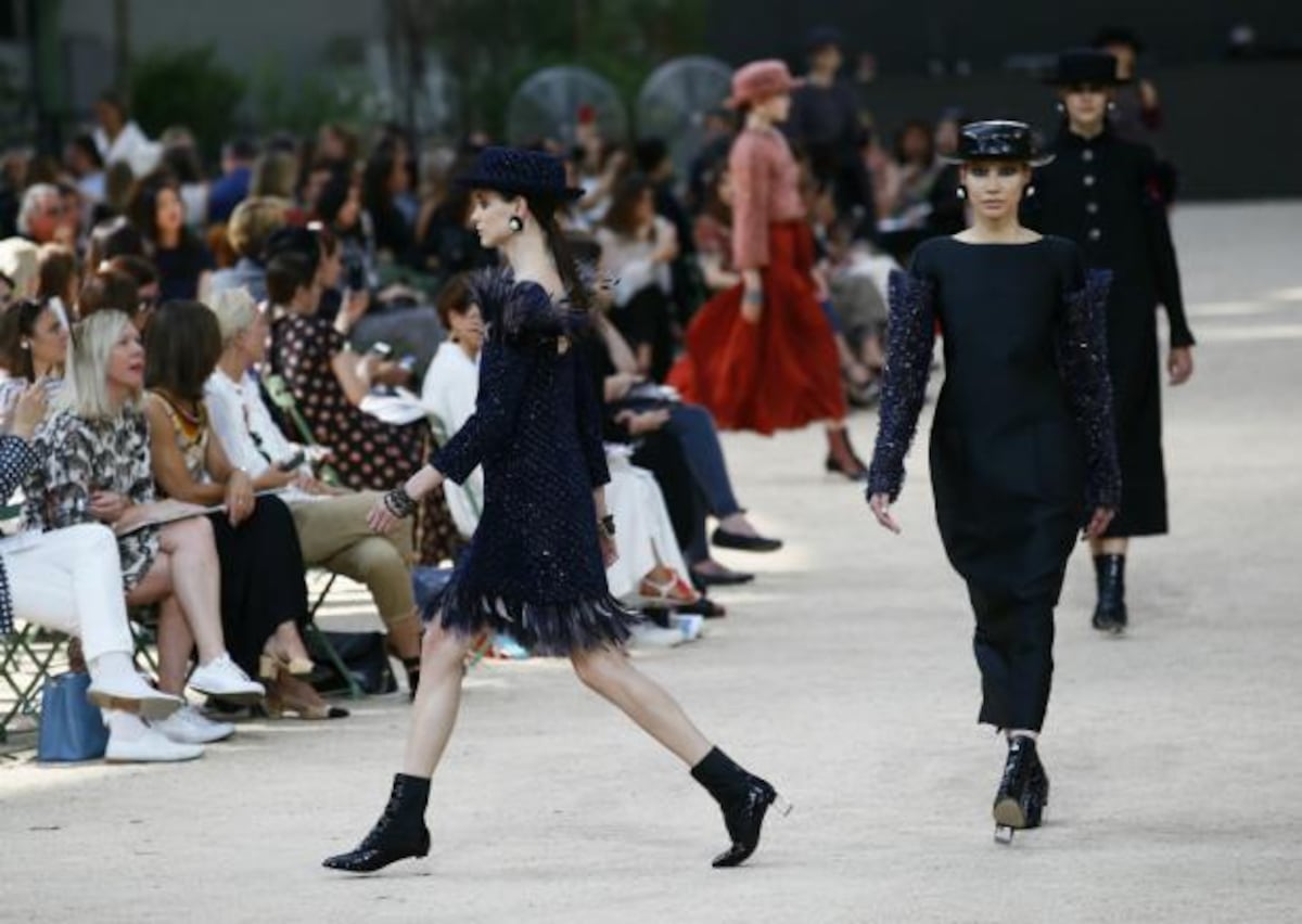 Sombreros, “tweed” y botas en la pasarela de Chanel en París