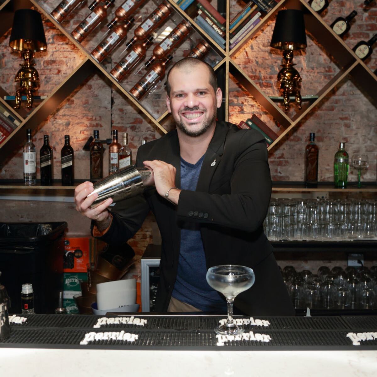 Brindemos con los tragos de Rafael Reyes