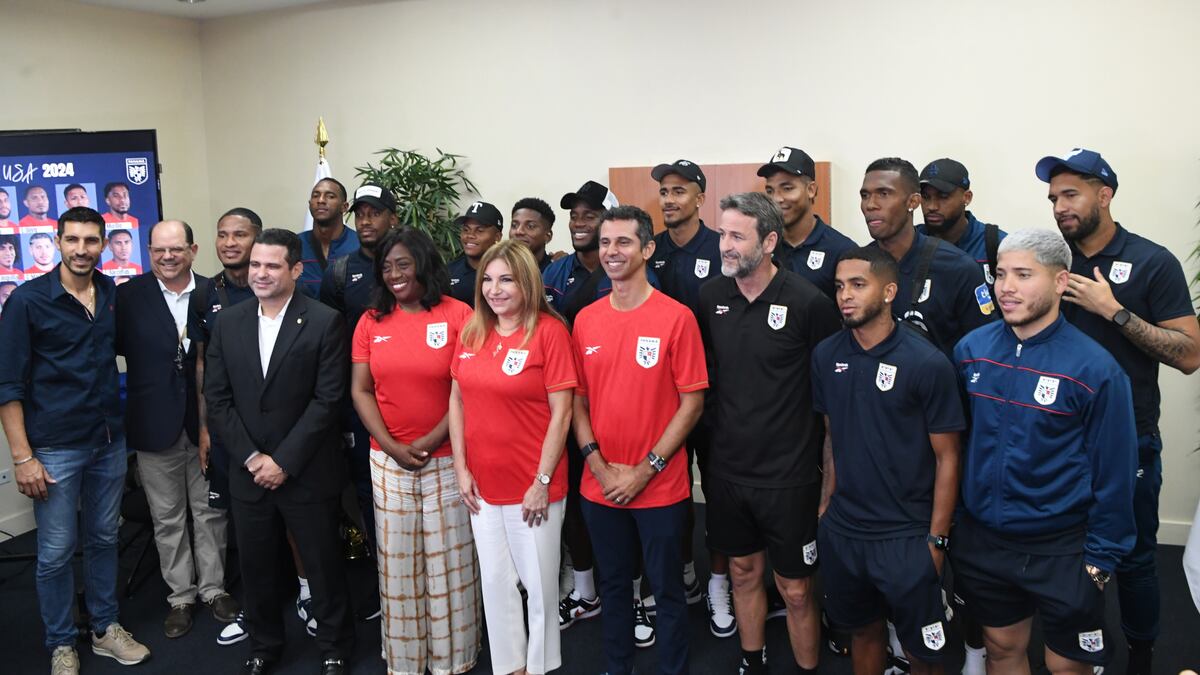 Con la camiseta puesta, Maricel de Mulino y Lucy Molinar reciben en Tocumen a la Selección de Panamá
