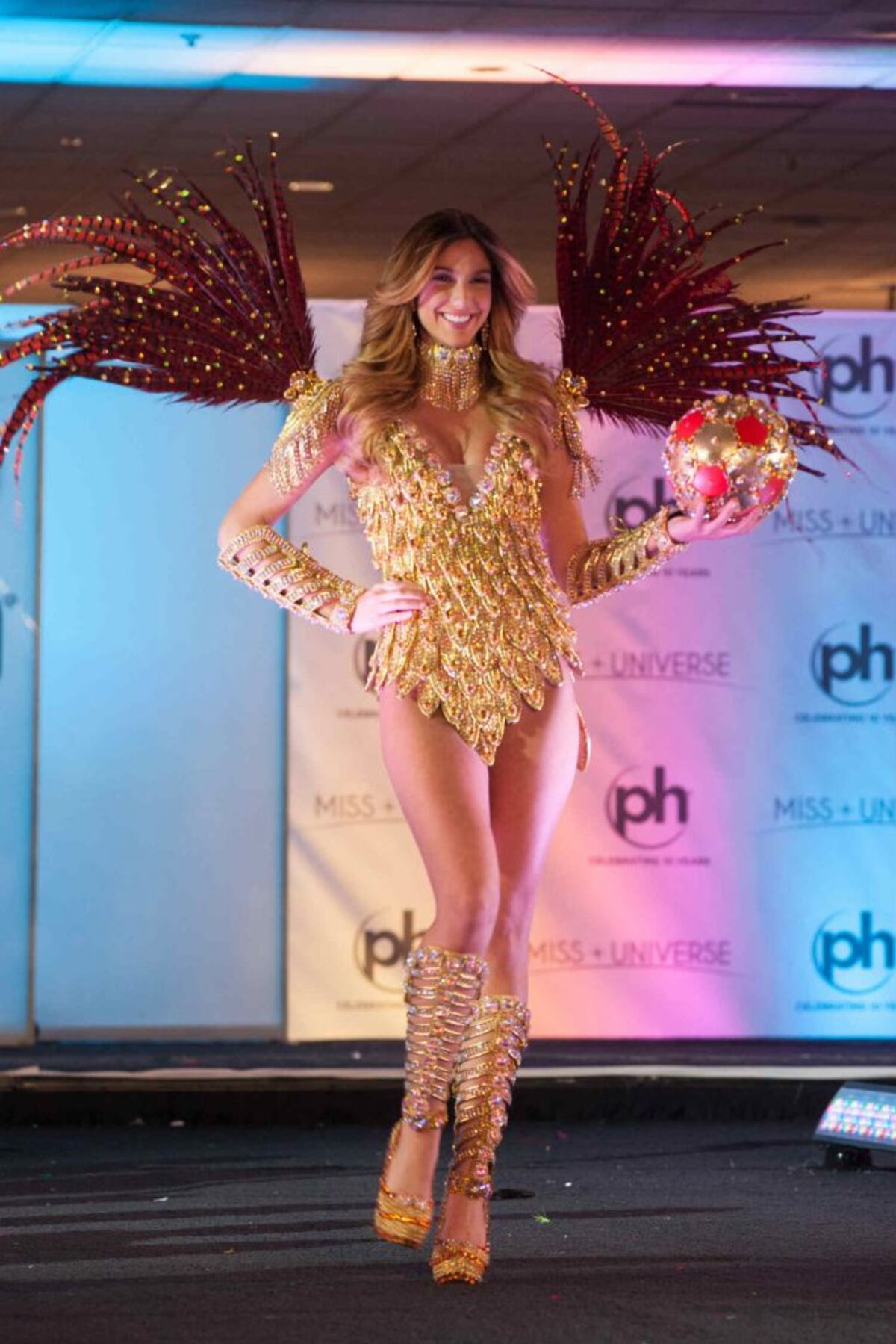 Laura de Sanctis estrenó vestido de fantasía en Miss Universo