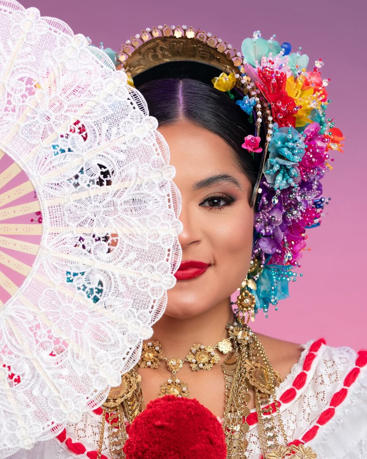 La alcaldesa Irma Hernández se empollera y participa de los desfiles del 10 de noviembre en Brisas del Golf