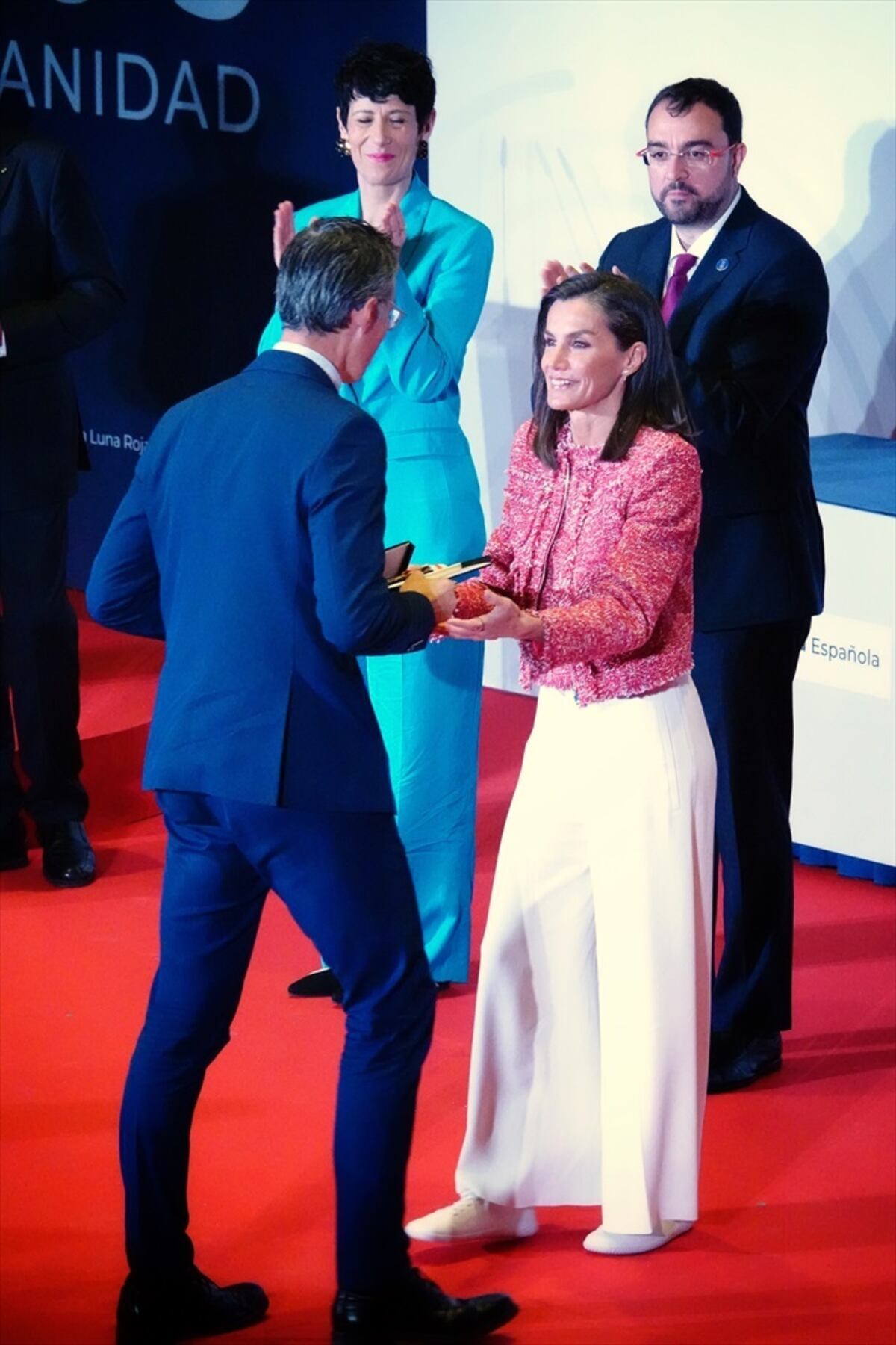 En zapatillas y pantalón blanco, el look infalible de la reina Letizia por estos días