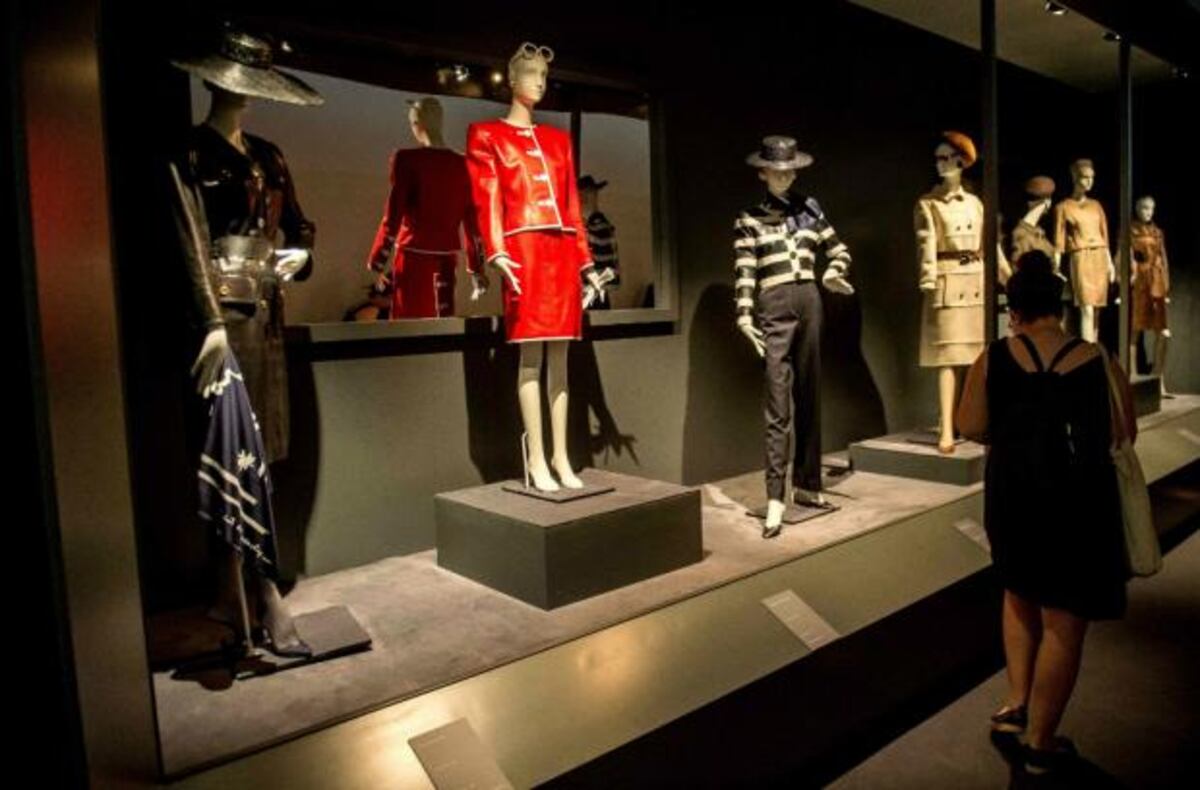 Hubert de Givenchy y su exhibición en Francia