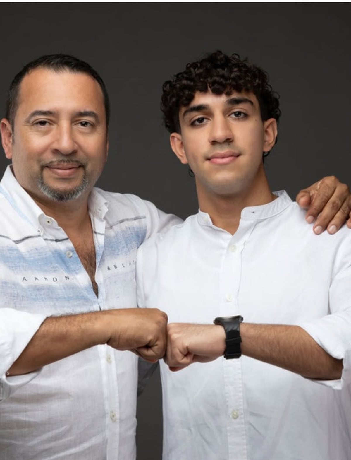 Sandra Sandoval celebra la graduación de sus dos hijos