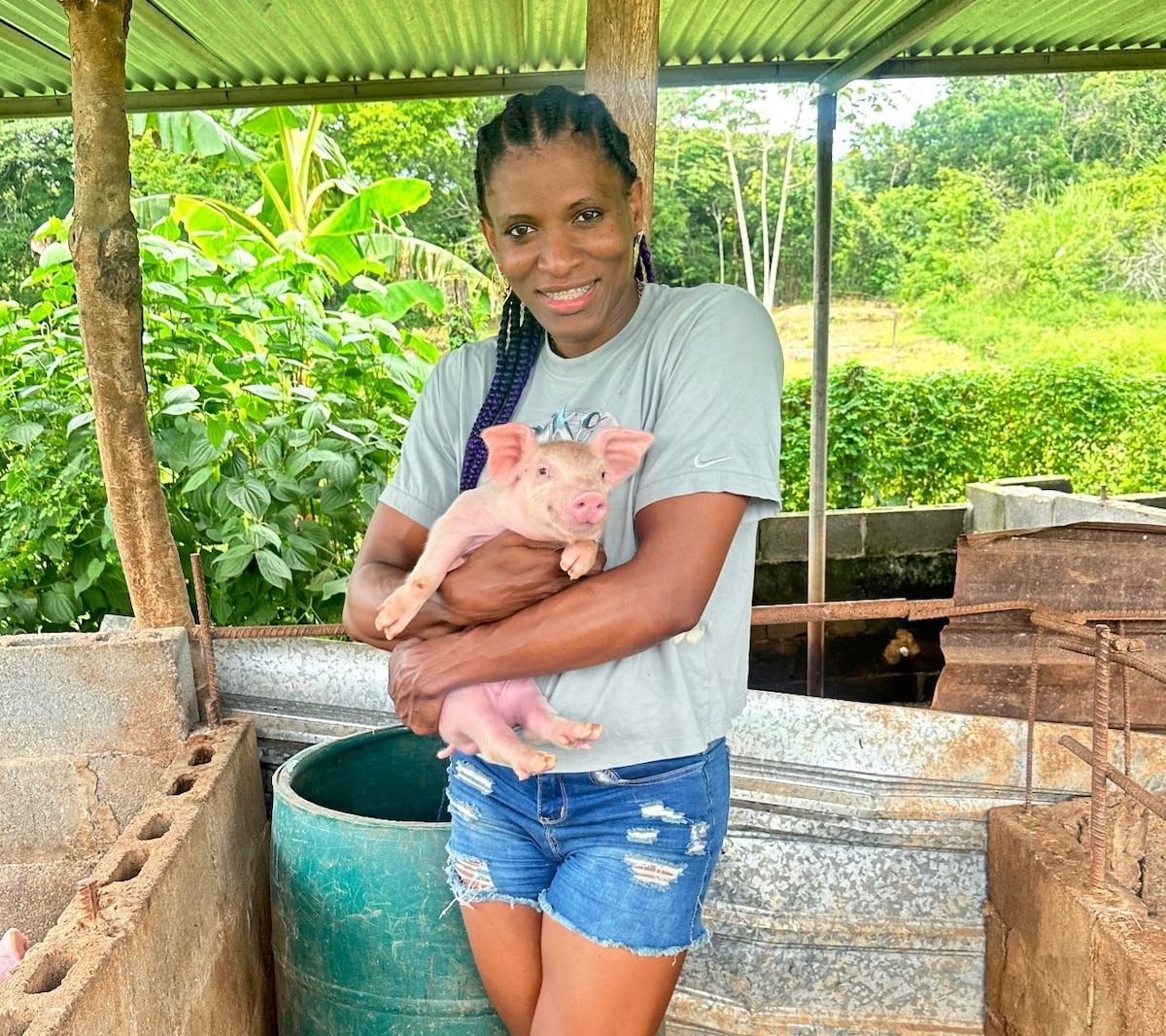 Atheyna Bylon y los animales que tiene en su finca en Chepo