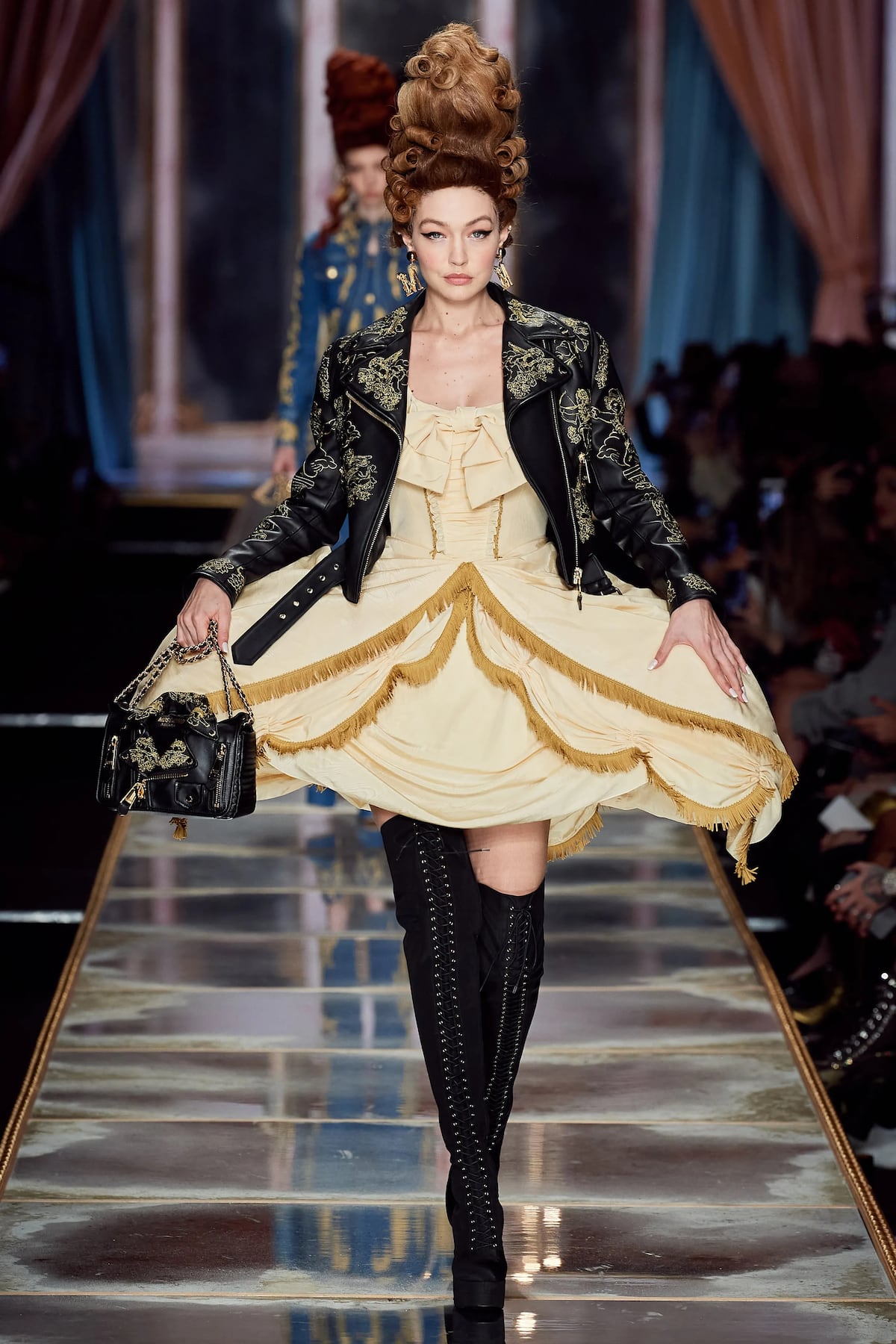 Si eres fanático de la serie Bridgerton, esta colección de Moschino te va a encantar 