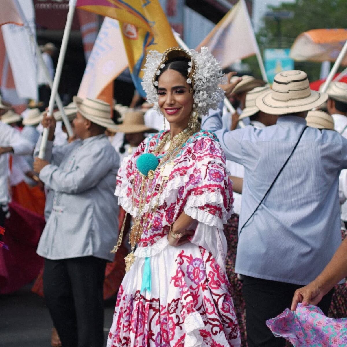Atheyna Bylon, Lía Victoria Borrero, Miroslava Morales, y demás personalidades panameñas en el Desfile de las Mil Polleras 2025