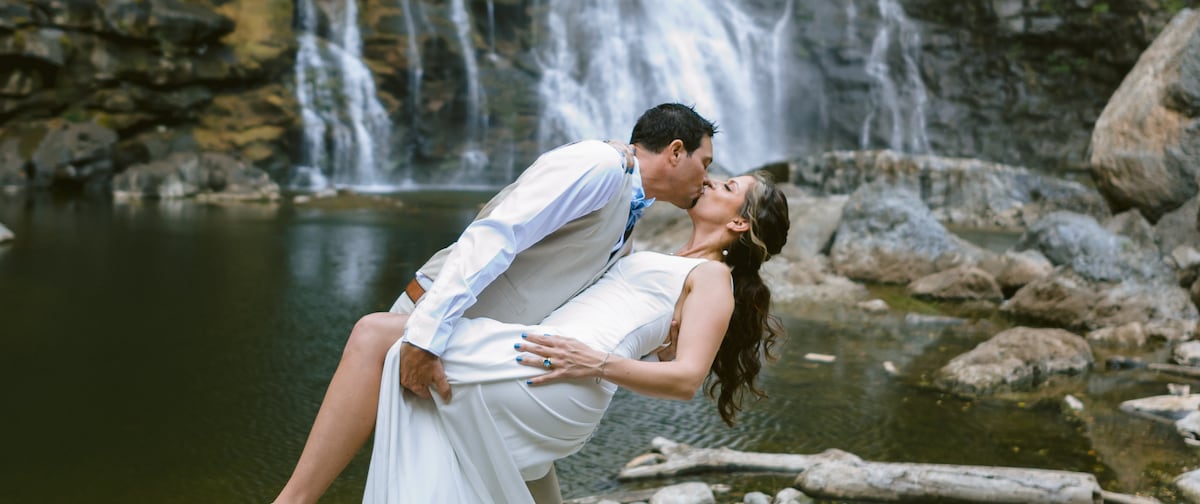 La boda en Panamá bajo la caudalosa cascada Kiki en la comarca Ngäbe-Buglé