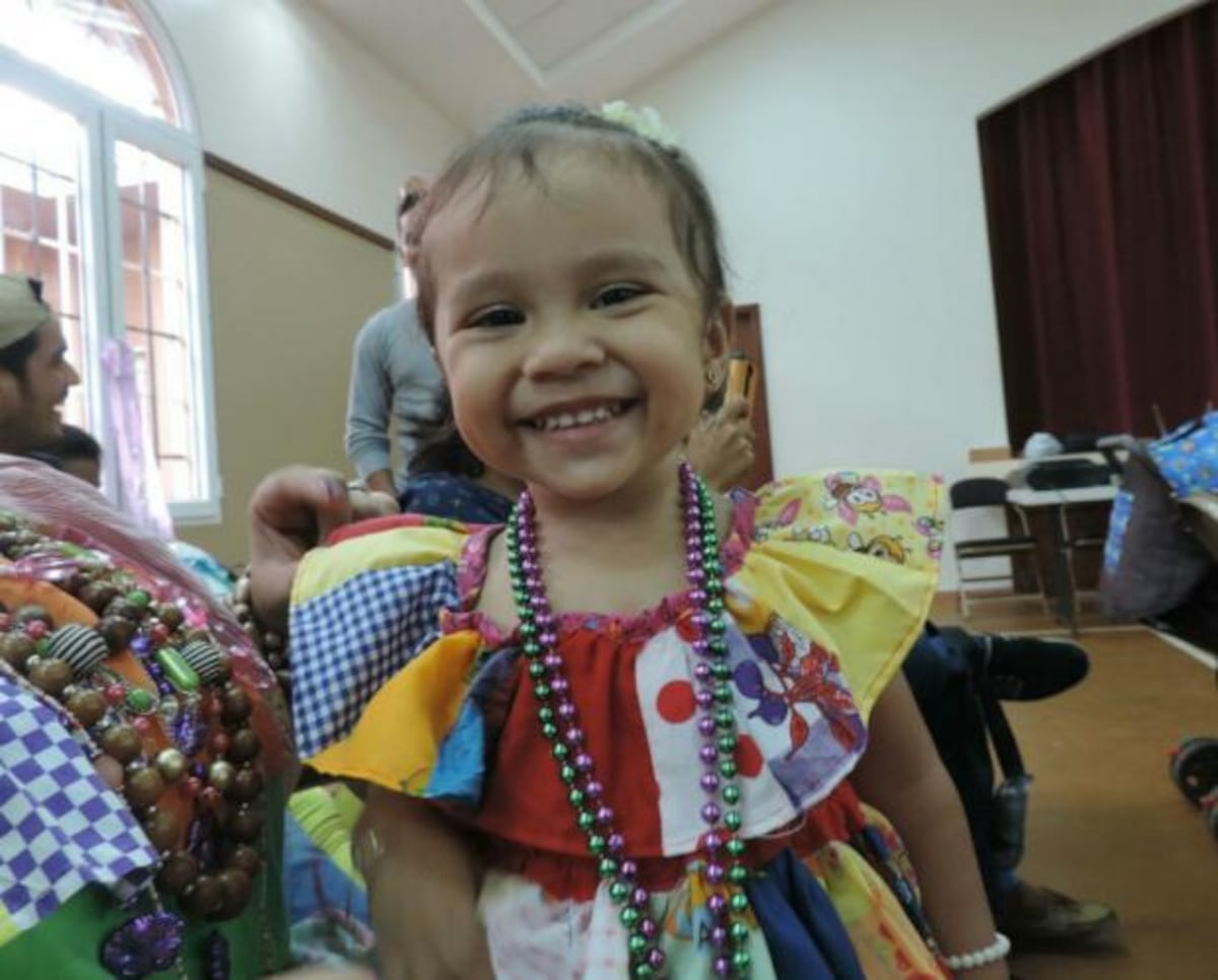 Más niños y jóvenes se visten para celebrar la etnia negra