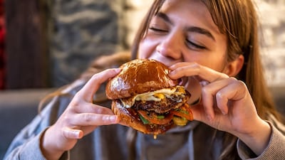 Los alimentos ultraprocesados son una amenaza para la salud mundial, advierten los expertos