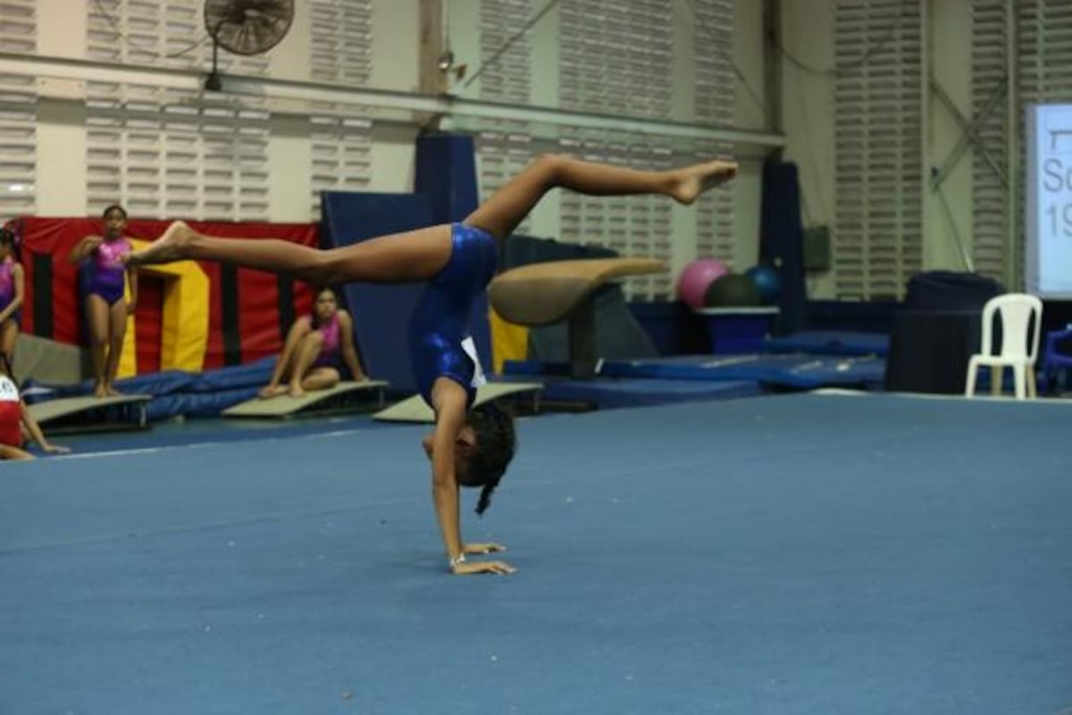 Saltos y piruetas en el festival de gimnasia de Panamá
