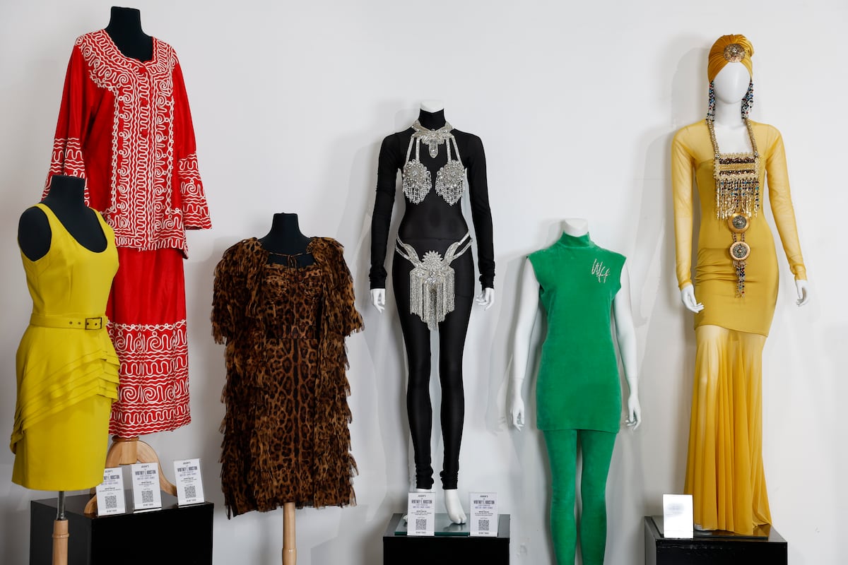 Un traje que Whitney Houston usó en un concierto es subastado por 22 mil 400 dólares