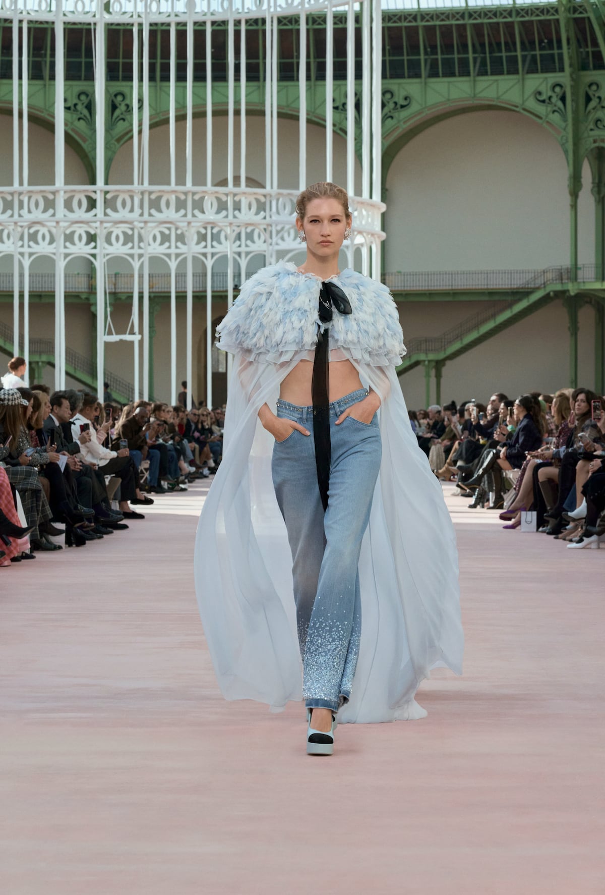 El denim, la tradicional tela de los pantalones vaqueros, se sofistica con seda y perlas