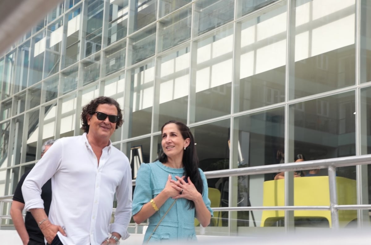 El cantante colombiano Carlos Vives comparte con los estudiantes de la Ciudad de las Artes en Panamá