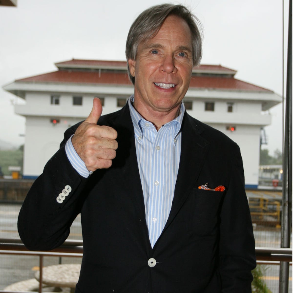 Tommy Hilfiger pisa el acelerador