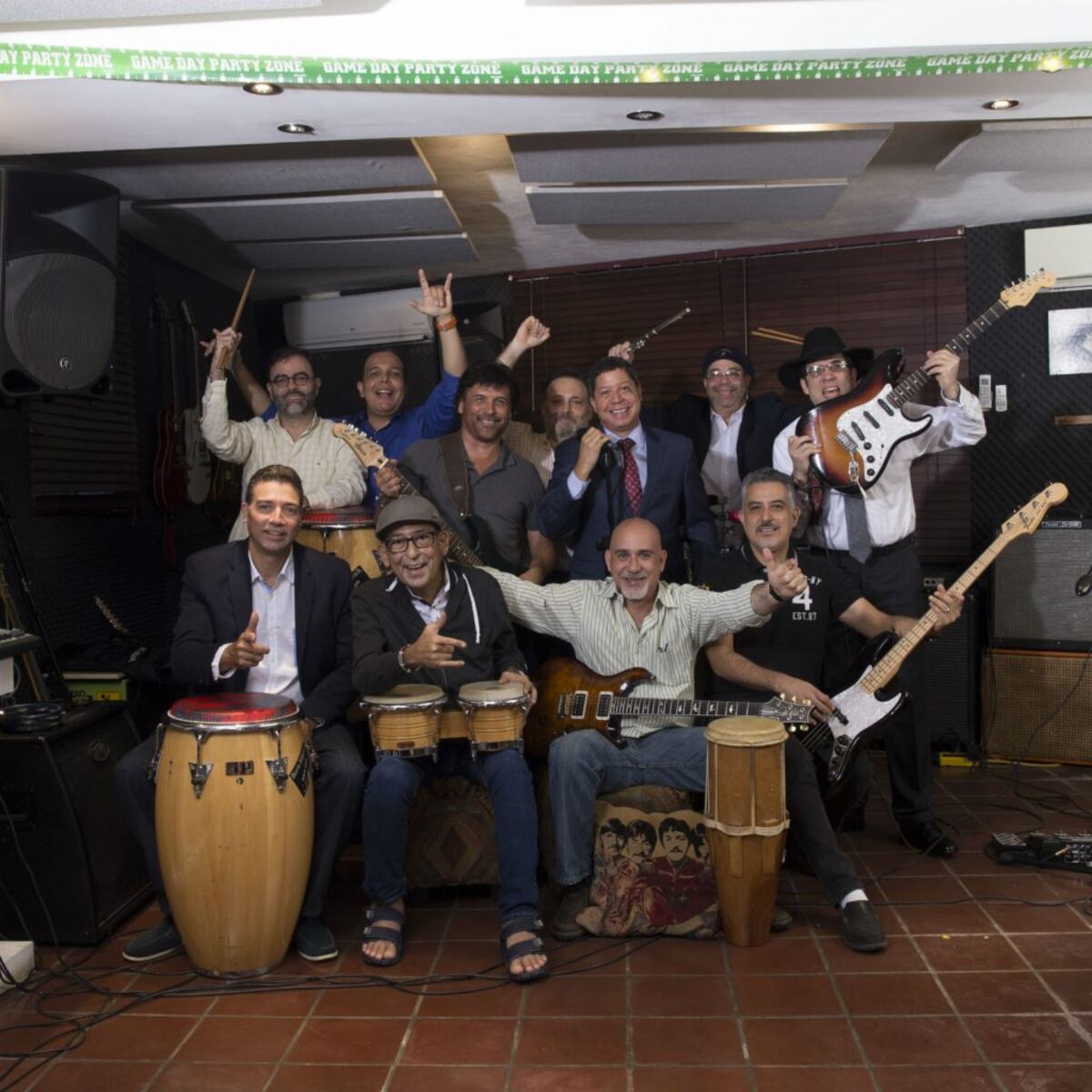 La tarima se les queda chica: la banda Egresos