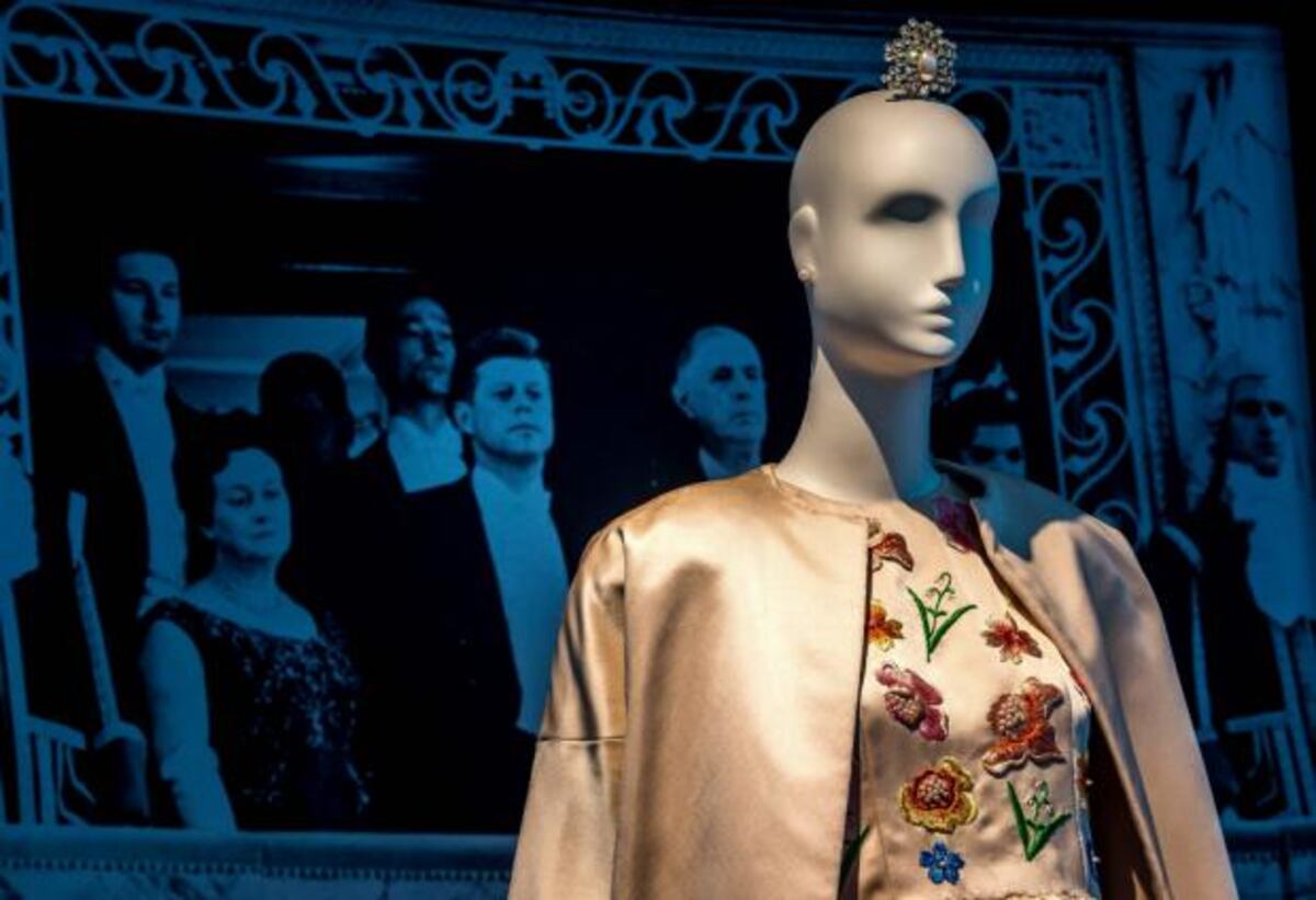 Hubert de Givenchy y su exhibición en Francia