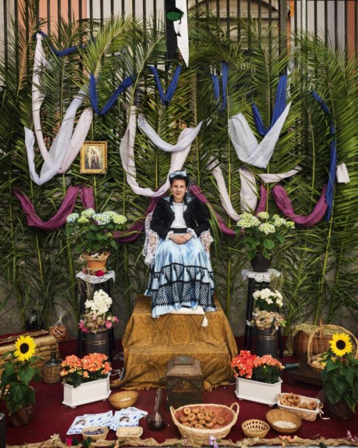 Las Mayas de España, en un altar de flores