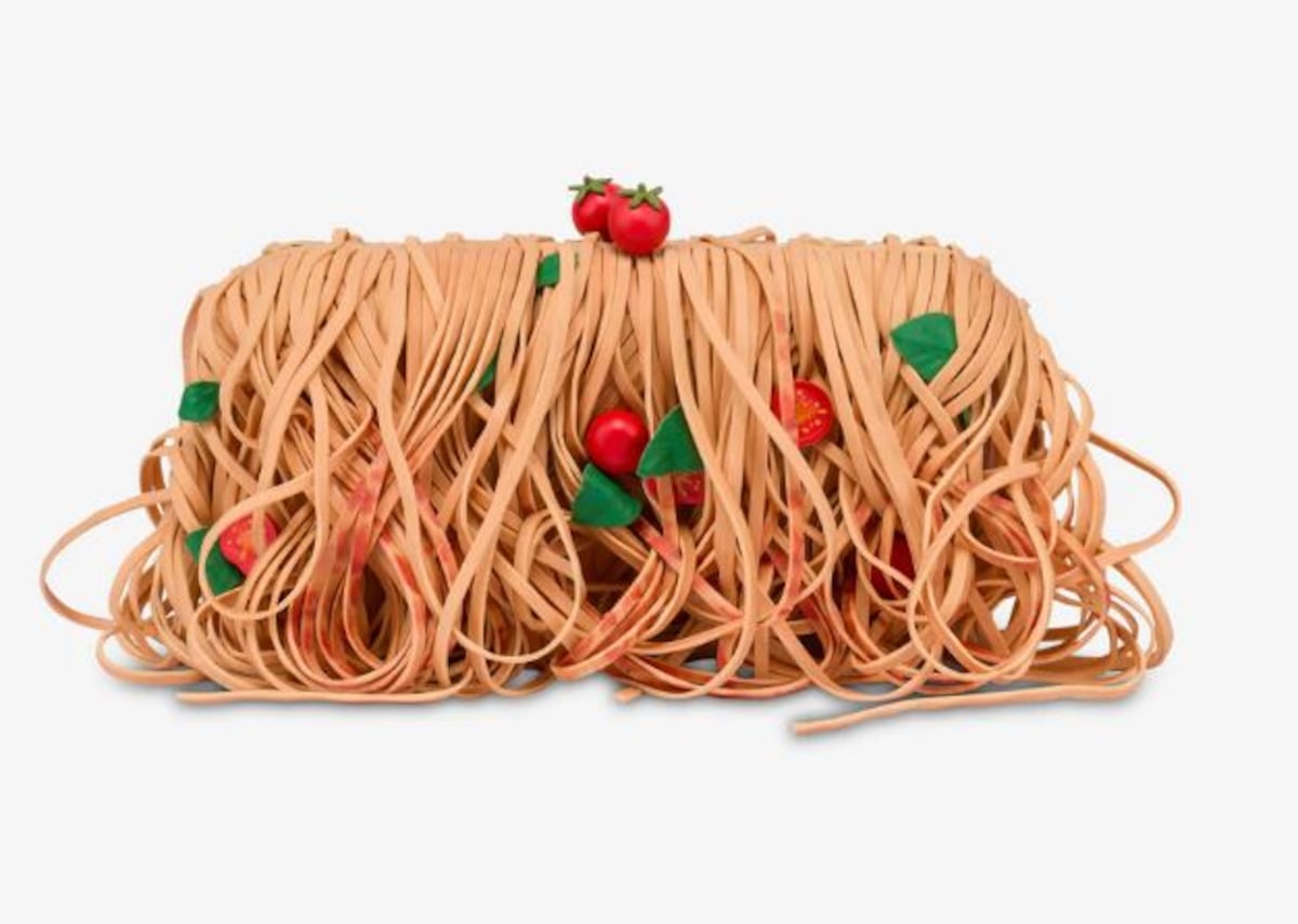 Espagueti, pescado y hasta una plancha:¿comprarías alguno de estos bolsos Moschino valorados en más de mil dólares?