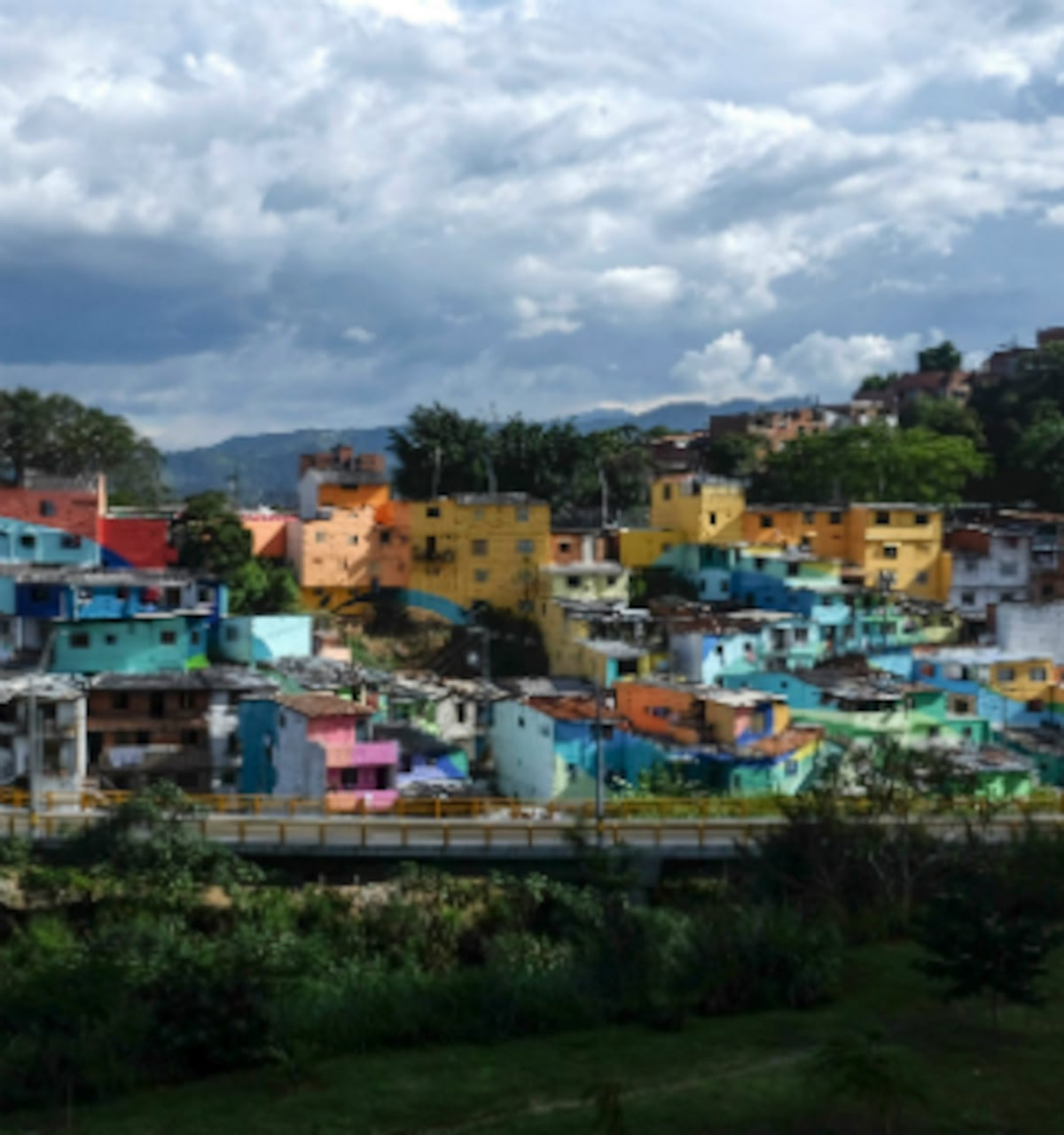 Un barrio en colores La renovación de El Pesebre, Medellín