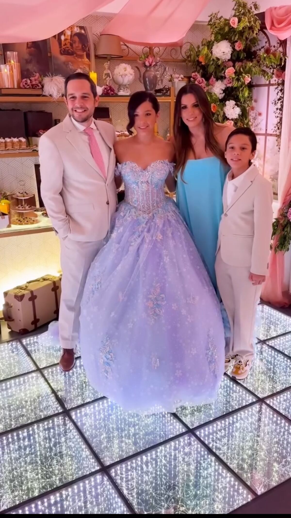 La presentadora de tv, Ingrid De Ycaza, celebra los 15 años de su hija al estilo Bridgerton