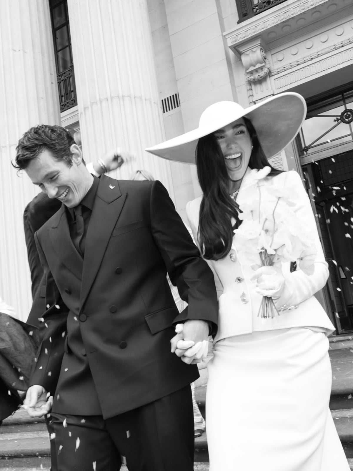 Dua Lipa se casa vestida de Schiaparelli y estas son las primeras fotos de su boda con Callum Turner