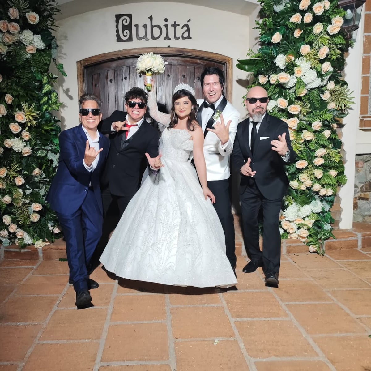 El cantante Emilio Regueira, de Los Rabanes, se casó por la iglesia en su tierra Chitré