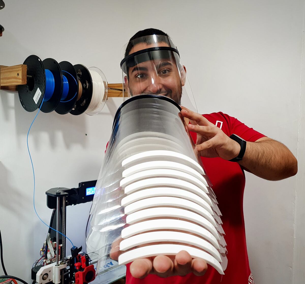 Pantallas faciales para los héroes que luchan contra el COVID-19