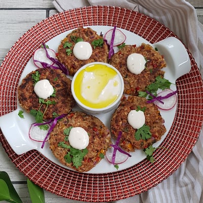 Tuna ‘cakes’ con salsa de yogur y sriracha