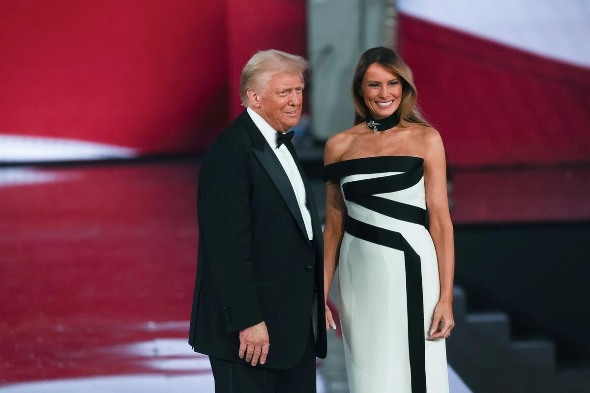 De blanco y negro y con un ‘choker’: Melania Trump en el baile inaugural de su esposo como nuevo presidente de Estados Unidos