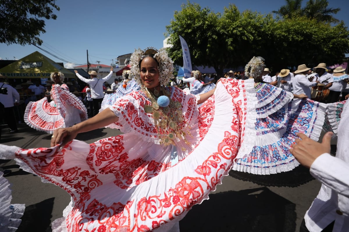 Un año más de tradición en el Desfile de las Mil Polleras