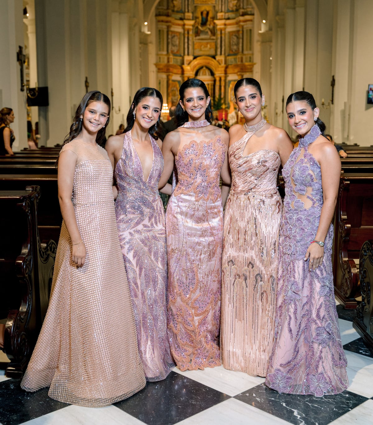Los vestidos de las hermanas de Julianne Roux en su boda, diseños panameños de la firma Valar