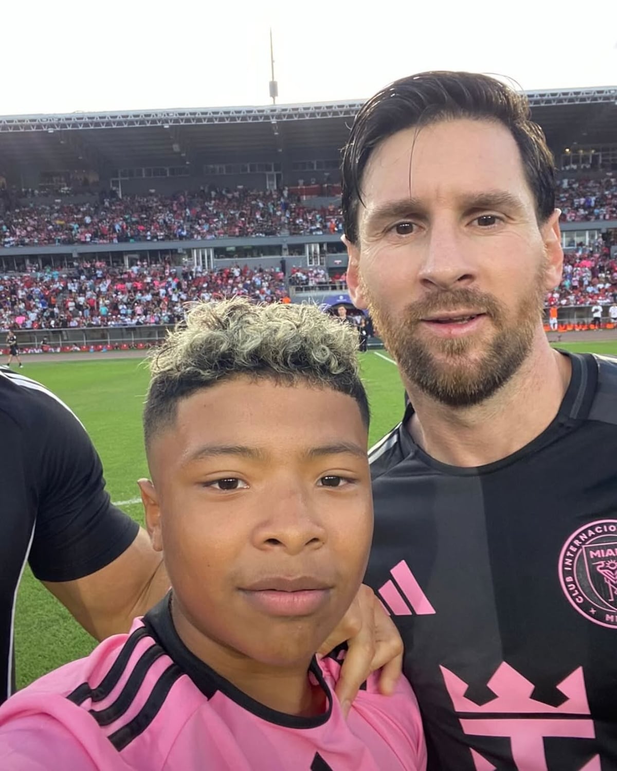 Caleb Fernández: el niño panameño de 13 años que se tomó una foto con Messi en la cancha del Rommel Fernández