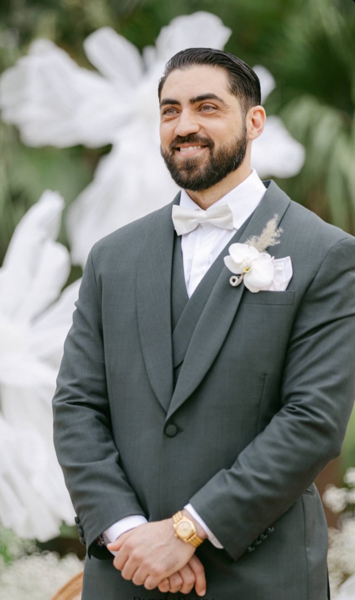 El novio que llevó un tierno collage con fotos de su novia en el esmoquin de su boda en Panamá