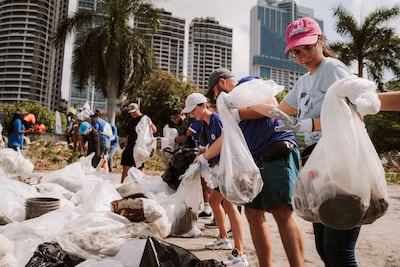 Voluntarios de Panamá se unen al Día de las Buenas Acciones con jornada masiva de limpieza de playas