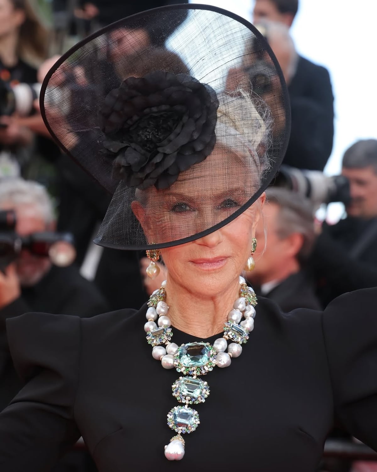 Icónica y espectacular a sus 79 años: así lució Helen Mirren en la alfombra roja de Cannes