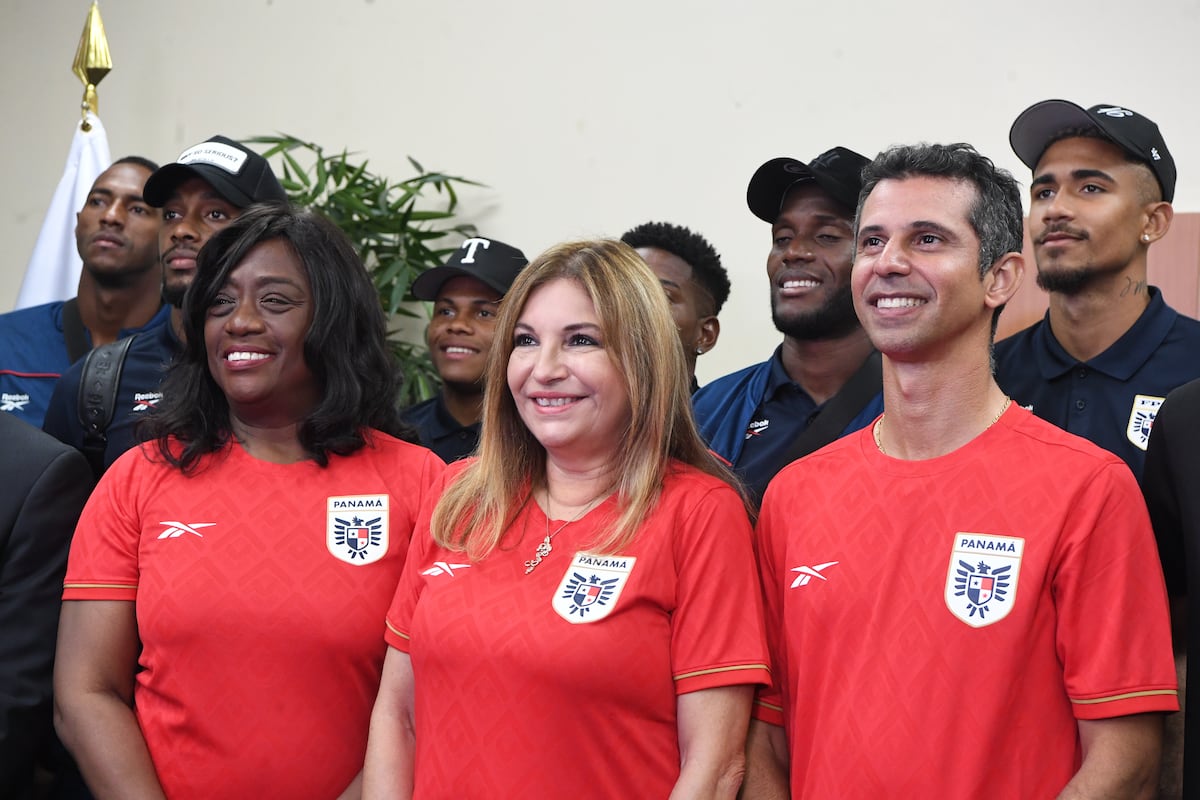 Con la camiseta puesta, Maricel de Mulino y Lucy Molinar reciben en Tocumen a la Selección de Panamá