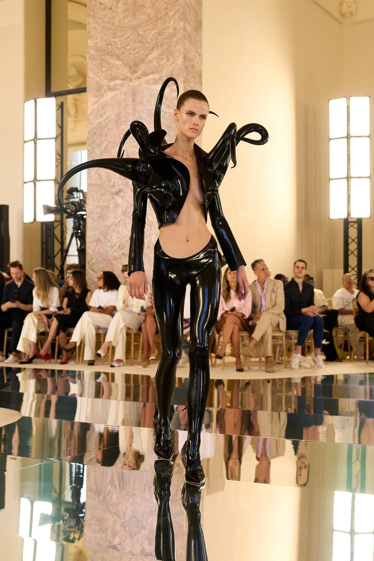 Schiaparelli revoluciona con látex y silicona la Alta Costura parisina