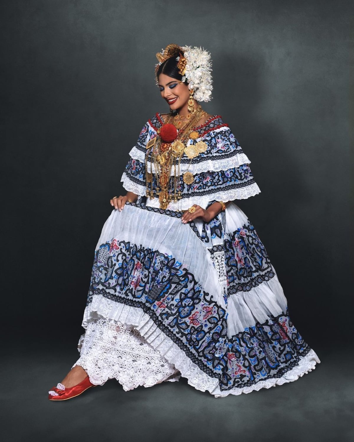 Una Miss Universo empollerada: las fotos oficiales Sheynnis Palacios y Natasha Vargas luciendo polleras de gala