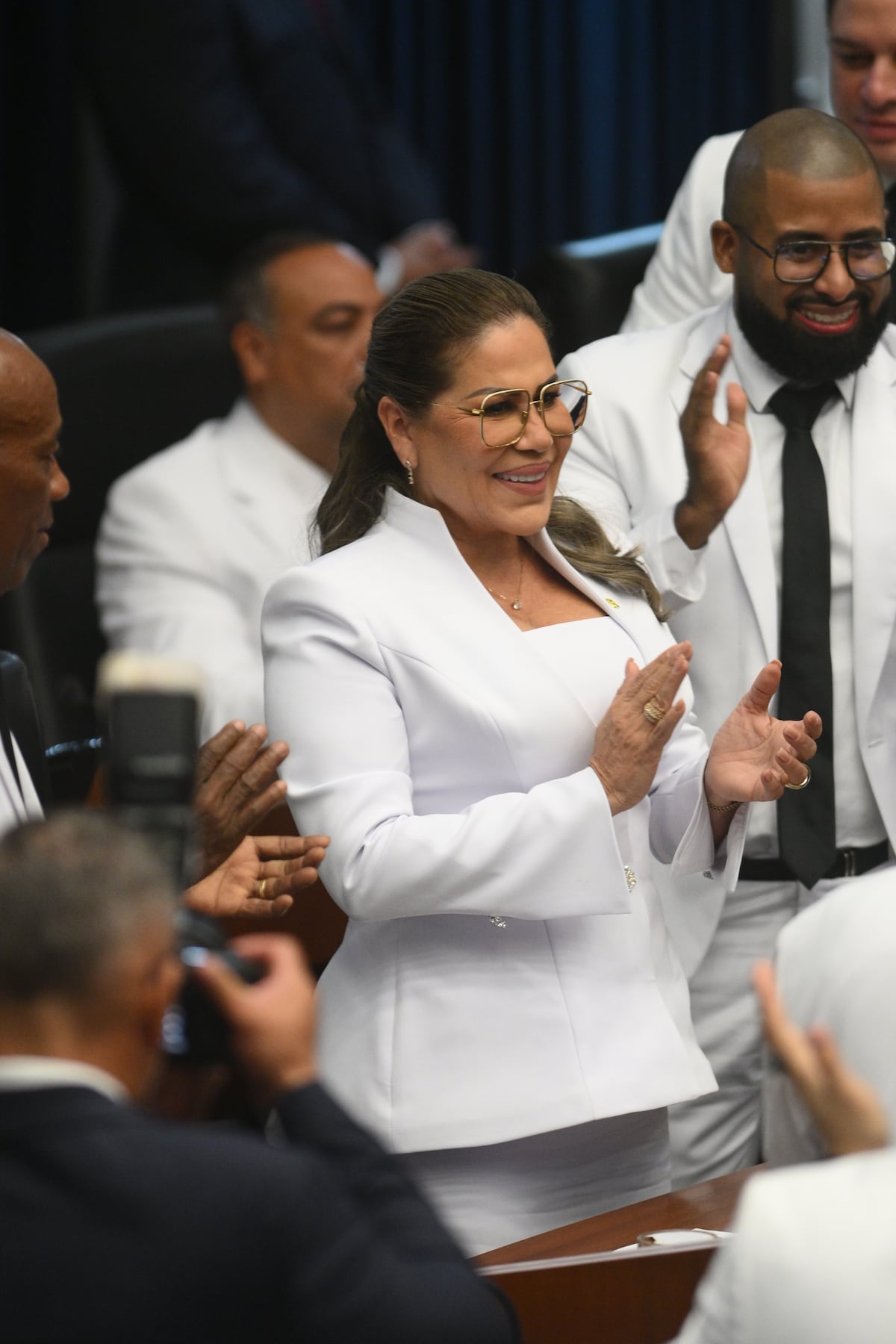 La diputada Shirley Castañeda y su look de sastrería y escote cuadrado con el que asumió la presidencia de la Asamblea Nacional