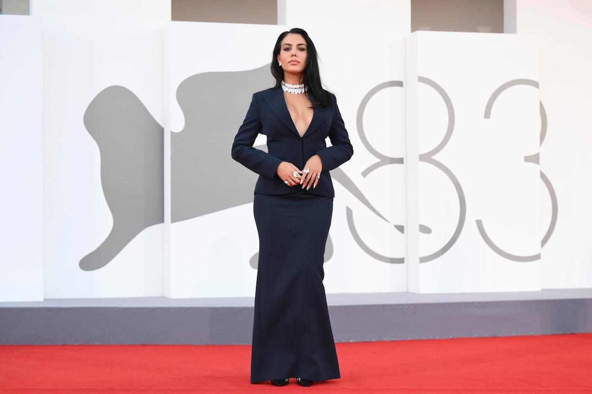 Georgina Rodríguez desfila con un traje de Chanel en la alfombra roja de Venecia