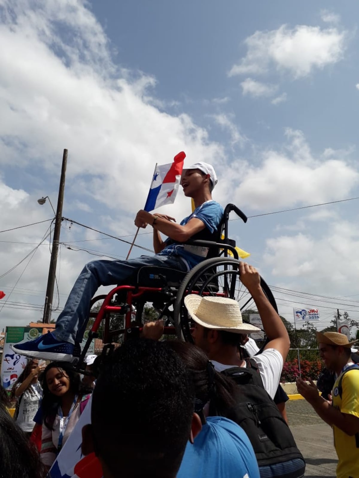 ‘Alzamos a Lucas y pudimos ver al papa Francisco’