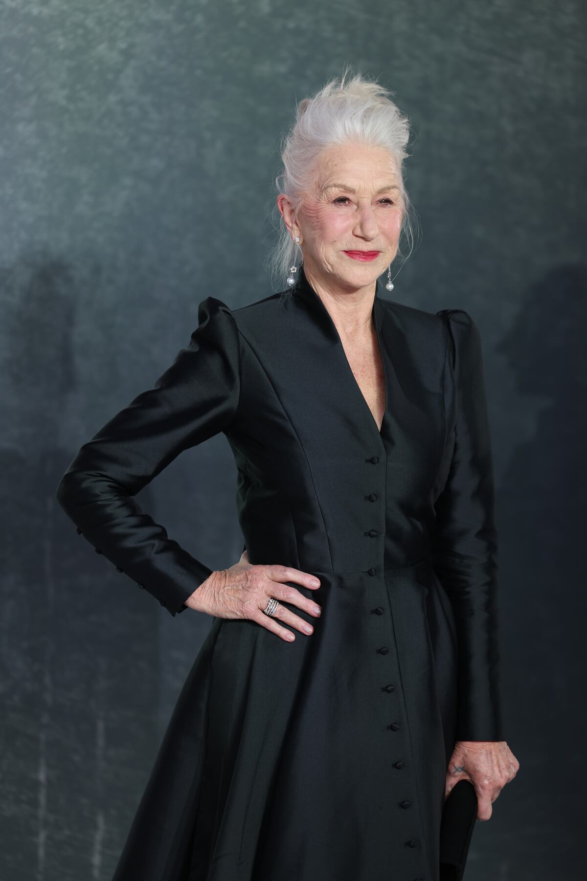 Reina del ‘punk’ refinado a los 79 años: el ‘look’ de Helen Mirren en una premiere en Londres