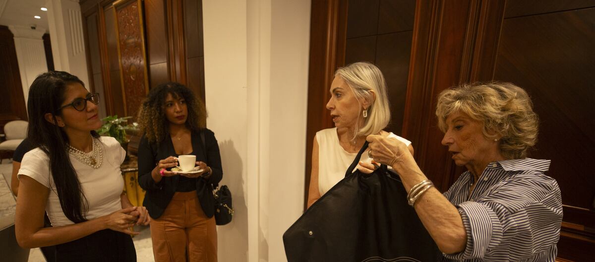 Backstage de las fotos de portada de ELLAS con la primera dama de Panamá, Maricel de Mulino 