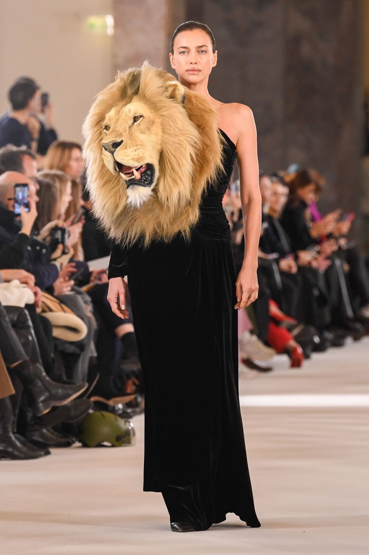 ¿Por qué Schiaparelli recreó cabezas de animales exóticos en su nueva colección?