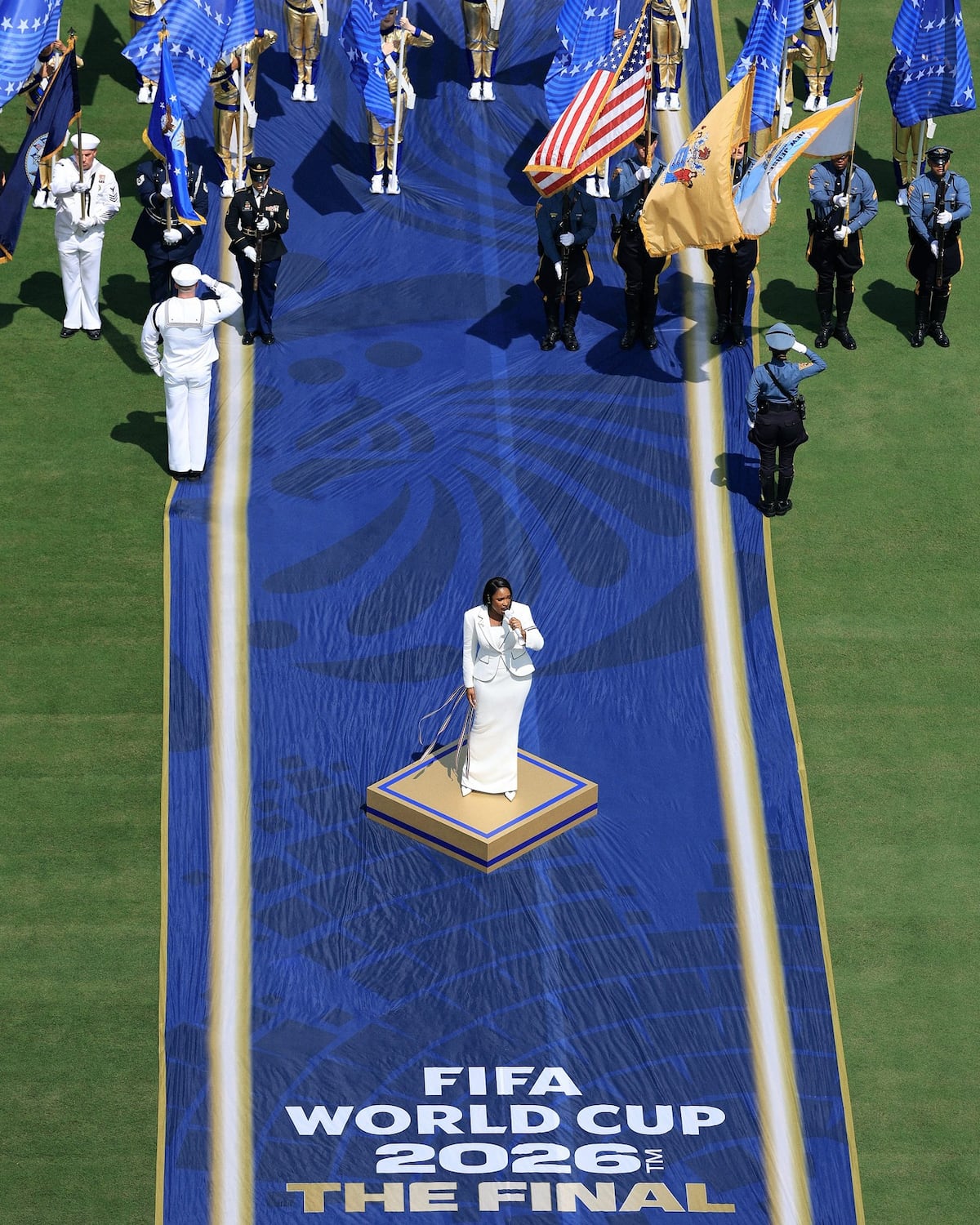 El diseño a medida de la cantante Jennifer Hudson para cantar el himno de Estados Unidos en la final de la Copa del Mundo